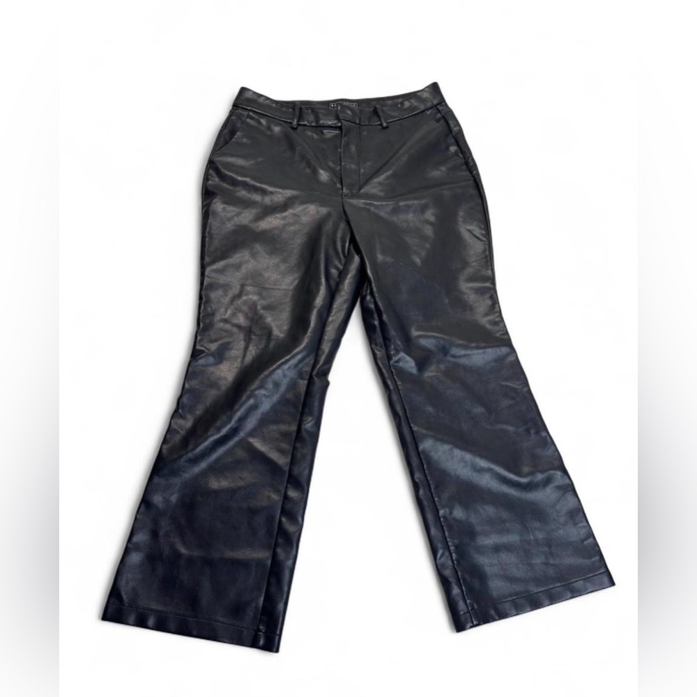 Black leather flare pants with a 90s vibe. Size: M #leatherpants #flare #retro